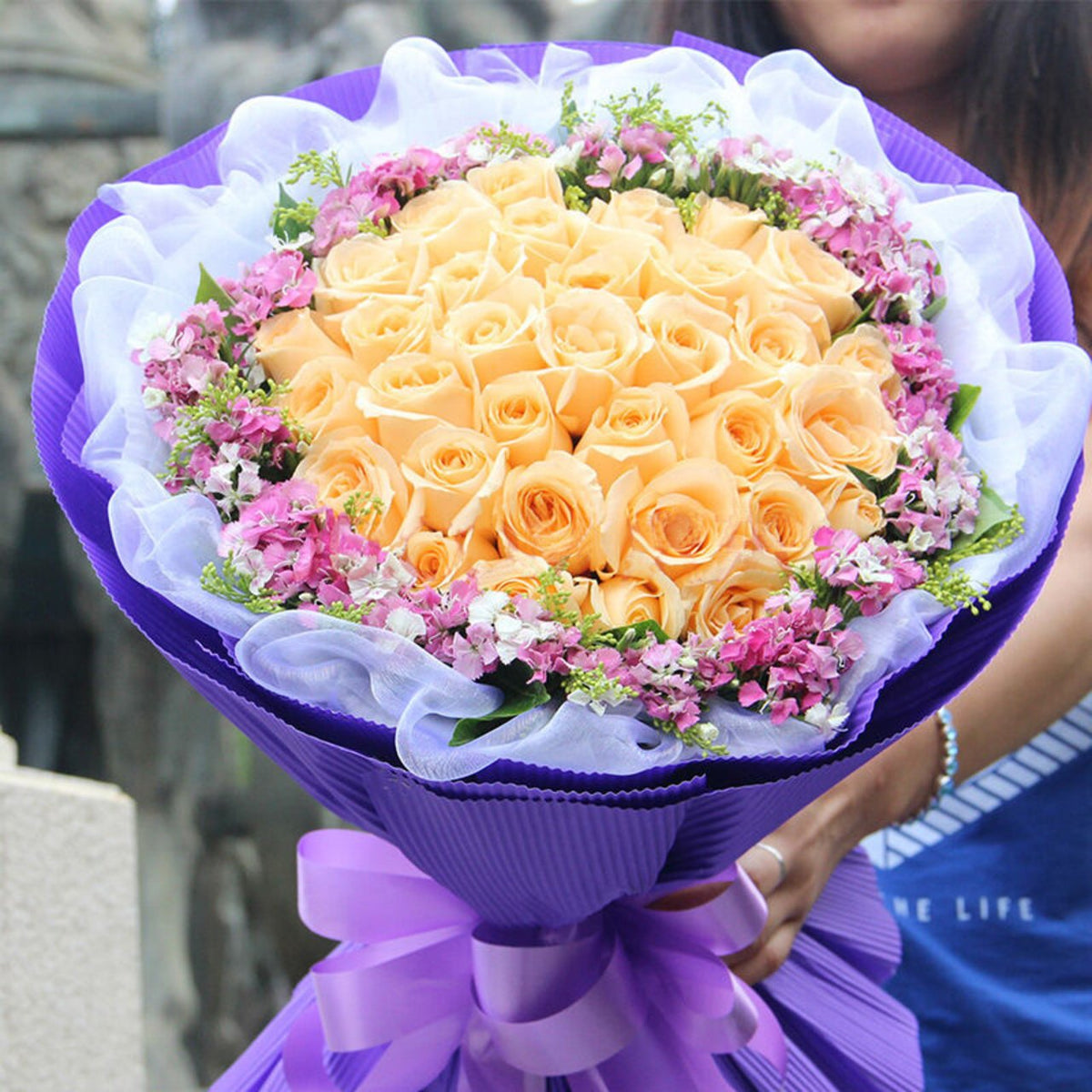 Sweet smile(
33 fine champagne roses-
