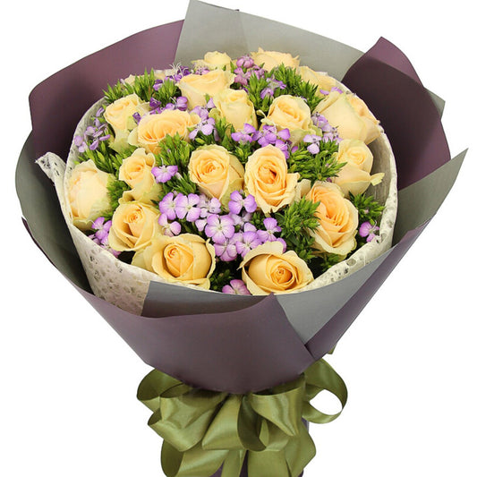 Yingying smile(
19 champagne roses)