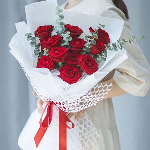 Tempted for you(11 superb red roses)