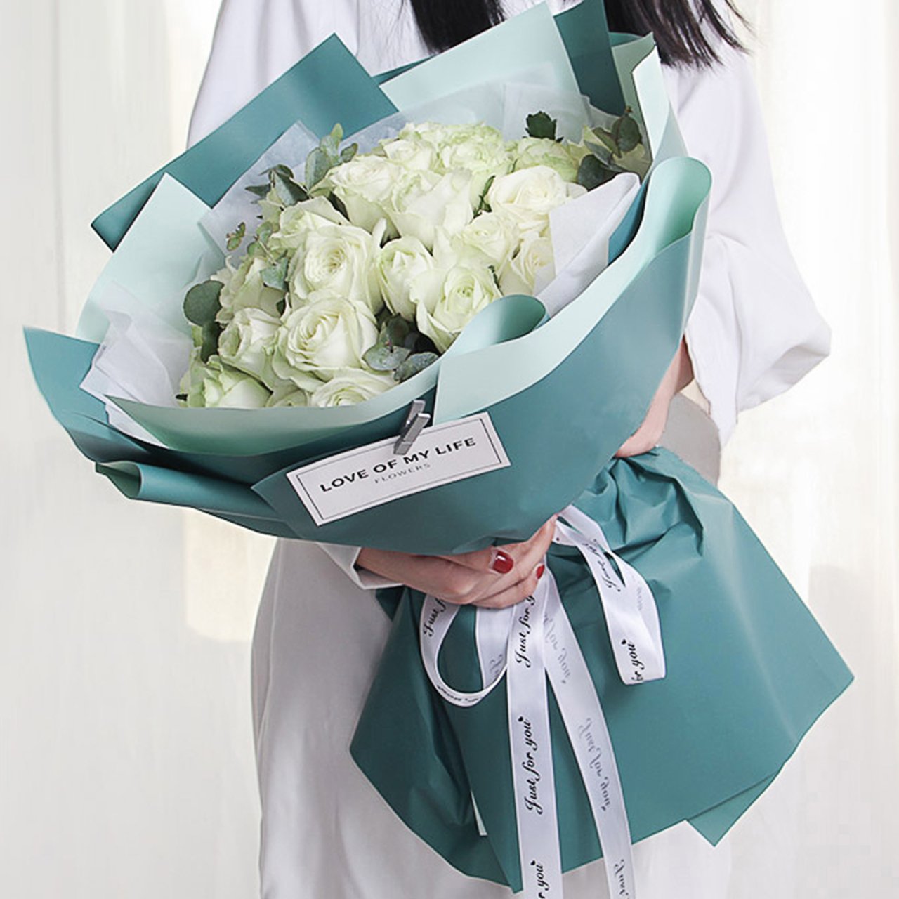 Pure Beauty(
33 white roses)