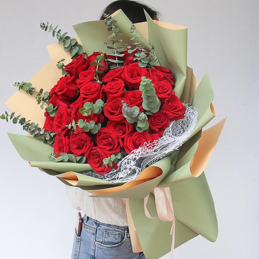 Sweet seasoning(33 red roses with plump eucalyptus)
