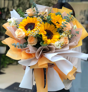 The most beautiful encounter - sunflowers and champagne roses