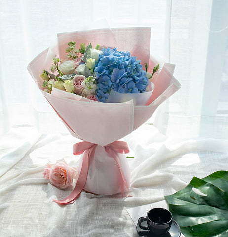 1 blue / pink Hydrangea, 9 powder snow mountain Roses to China